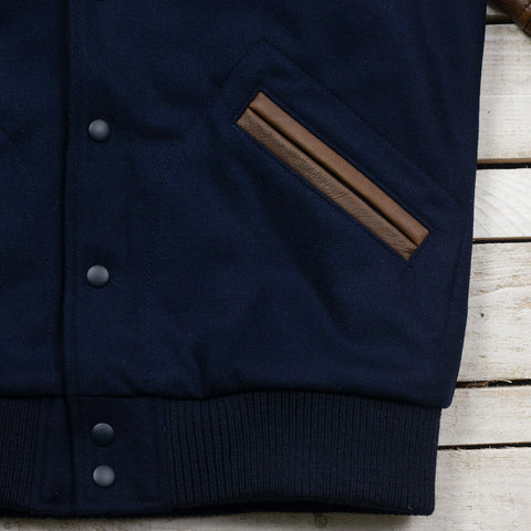 Varsity Jacke Dark Navy / Luggage